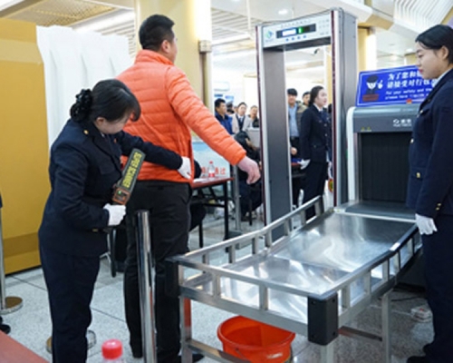 乘客現時須接受安檢人員以手持儀器掃描，高峰時段乘客往往要排隊10至20分鐘才能進站。（網圖）