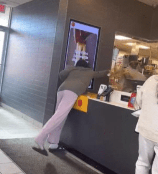 女子將熱咖啡潑向經理。Buena Vista Police Department 女子將熱咖啡潑向經理。Buena Vista Police Department