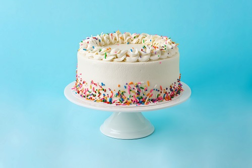美式經典七彩蛋糕（Confetti Cake，個裝$550、件裝$90），專為慶祝而設，雲呢嗱忌廉蛋糕充滿牛油香。