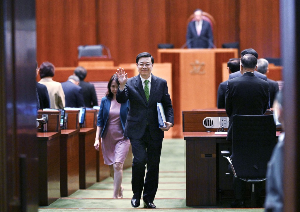 行政長官李家超宣讀《施政報告》後離開立法會。 蘇正謙攝