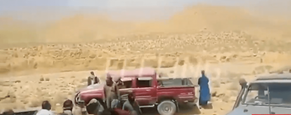 影片一開首,一群持槍男子聚集在俾路支省奎達(Quetta)郊外沙漠地區。 影片一開首,一群持槍男子聚集在俾路支省奎達(Quetta)郊外沙漠地區。