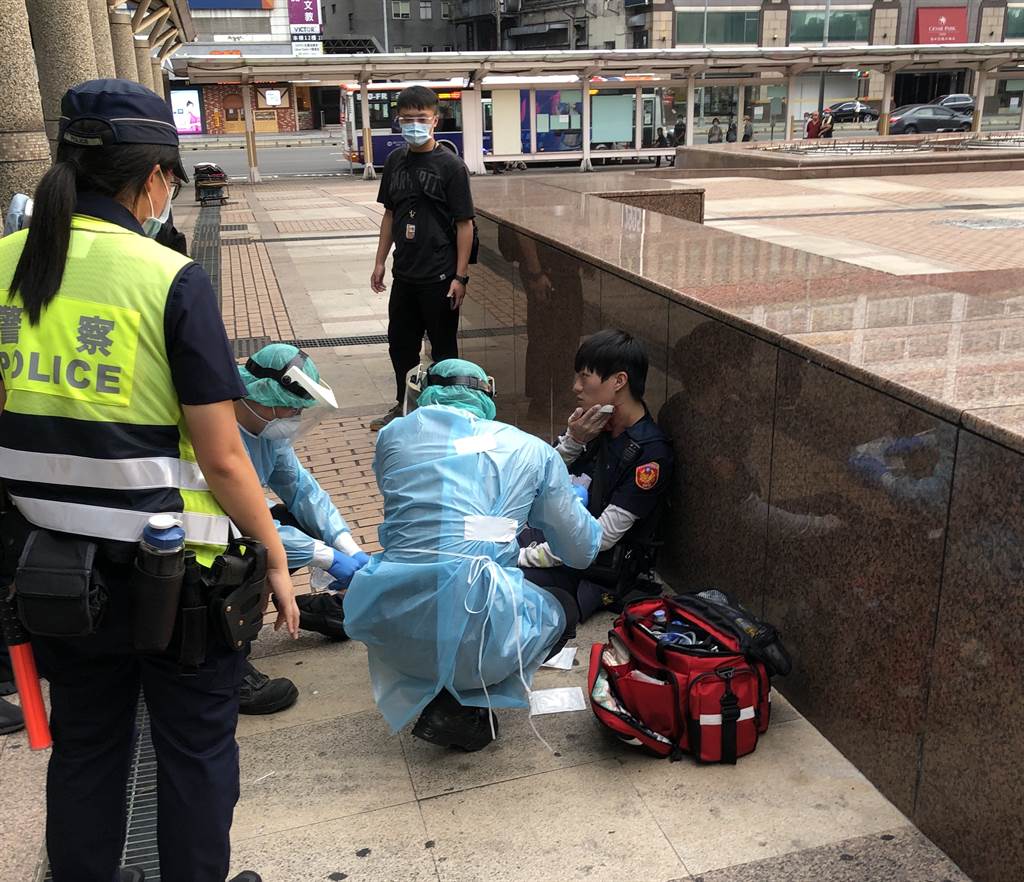 警員在案發現場接受急救。網上圖片