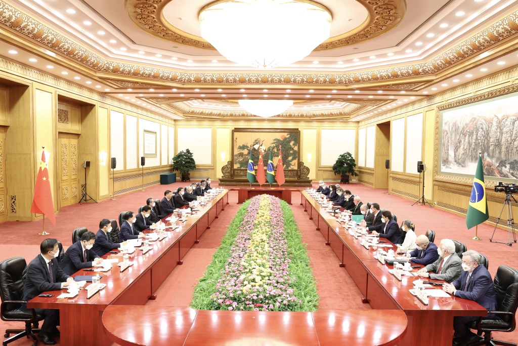习近平在北京人民大会堂与总统卢拉举行会谈。中新社