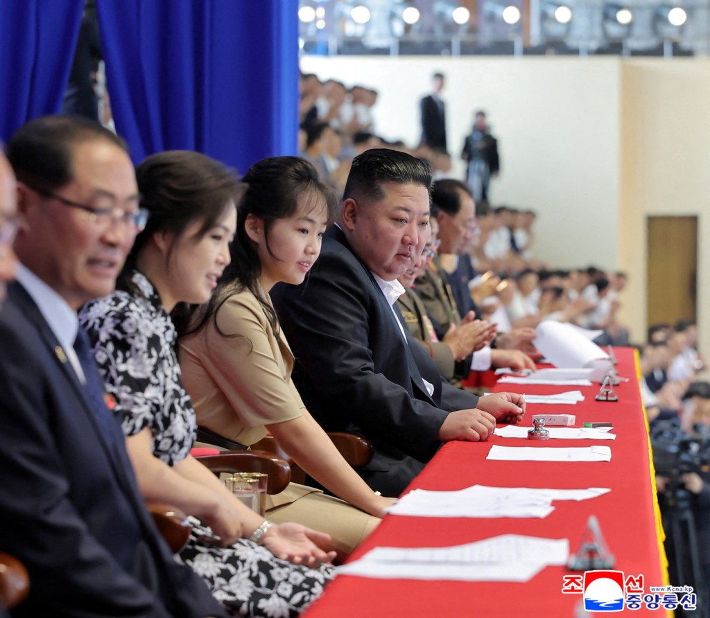 金主愛（右二）多次陪同金正恩出席活動。路透社