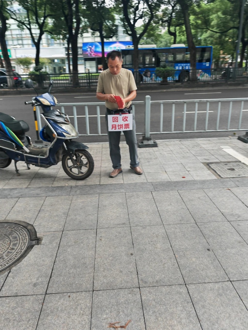 内地有通过回收月饼券赚取差价。