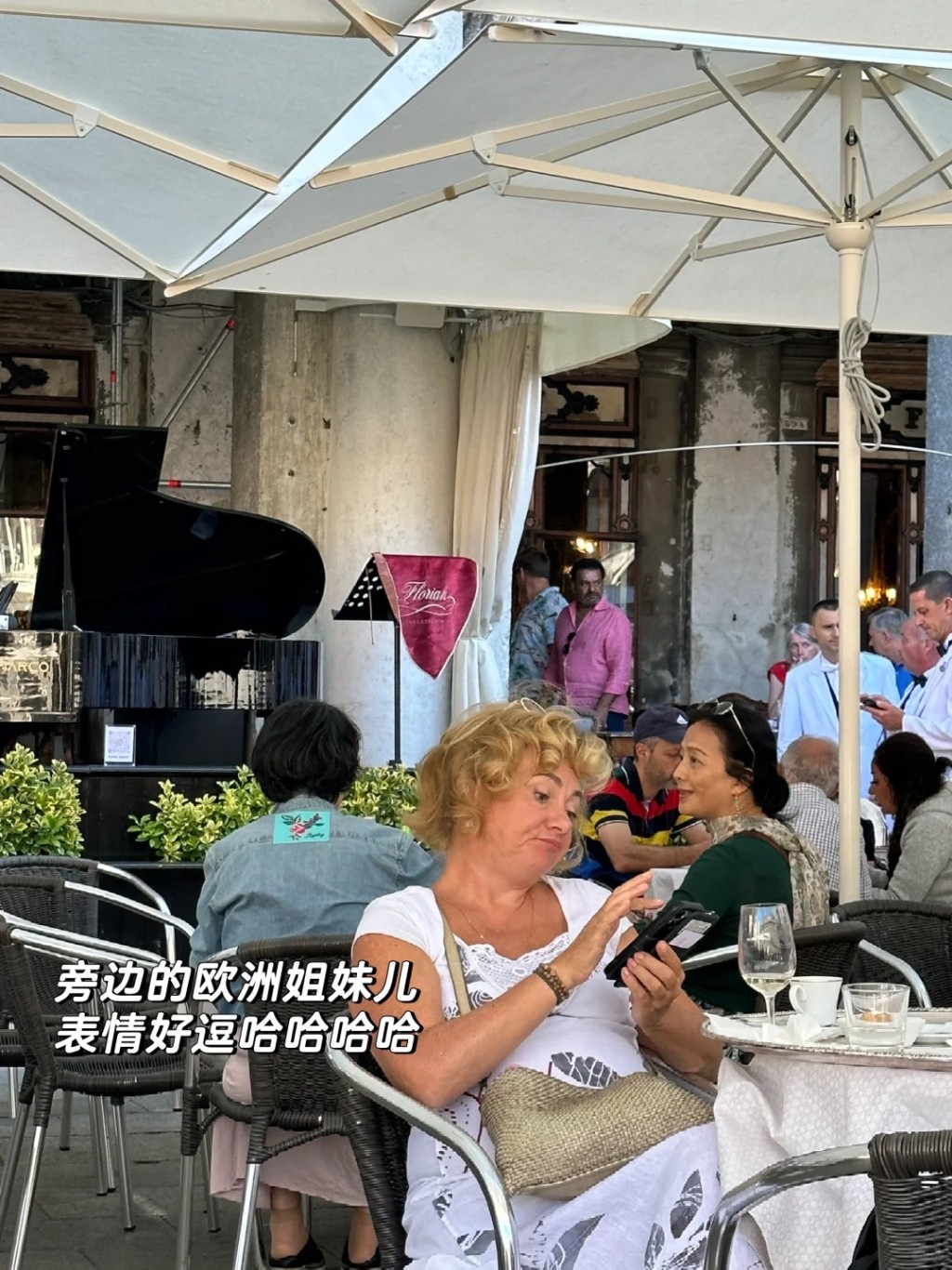 近日有網民在小紅書貼出在意大利巧遇劉亦菲和媽媽劉曉莉。