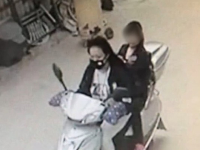 警方事後調查並翻看多部閉路電視畫面,拍下涉事女司機與電單車乘客的容貌,公開上網找人。 網上圖片