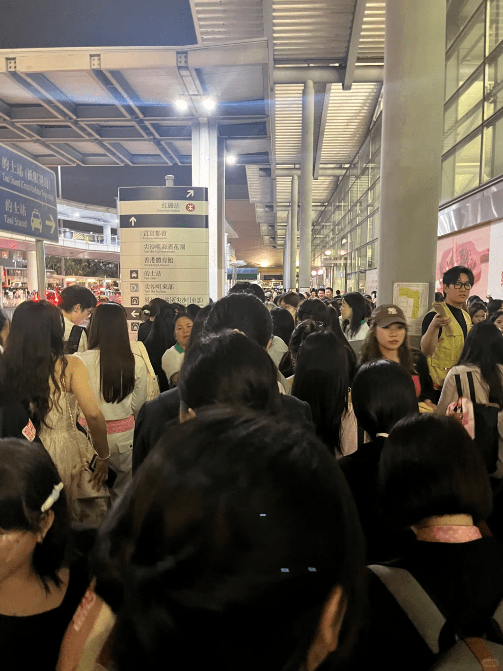 昨日（29日）李昊演唱會完結後，紅館散場逼爆。小紅書圖片