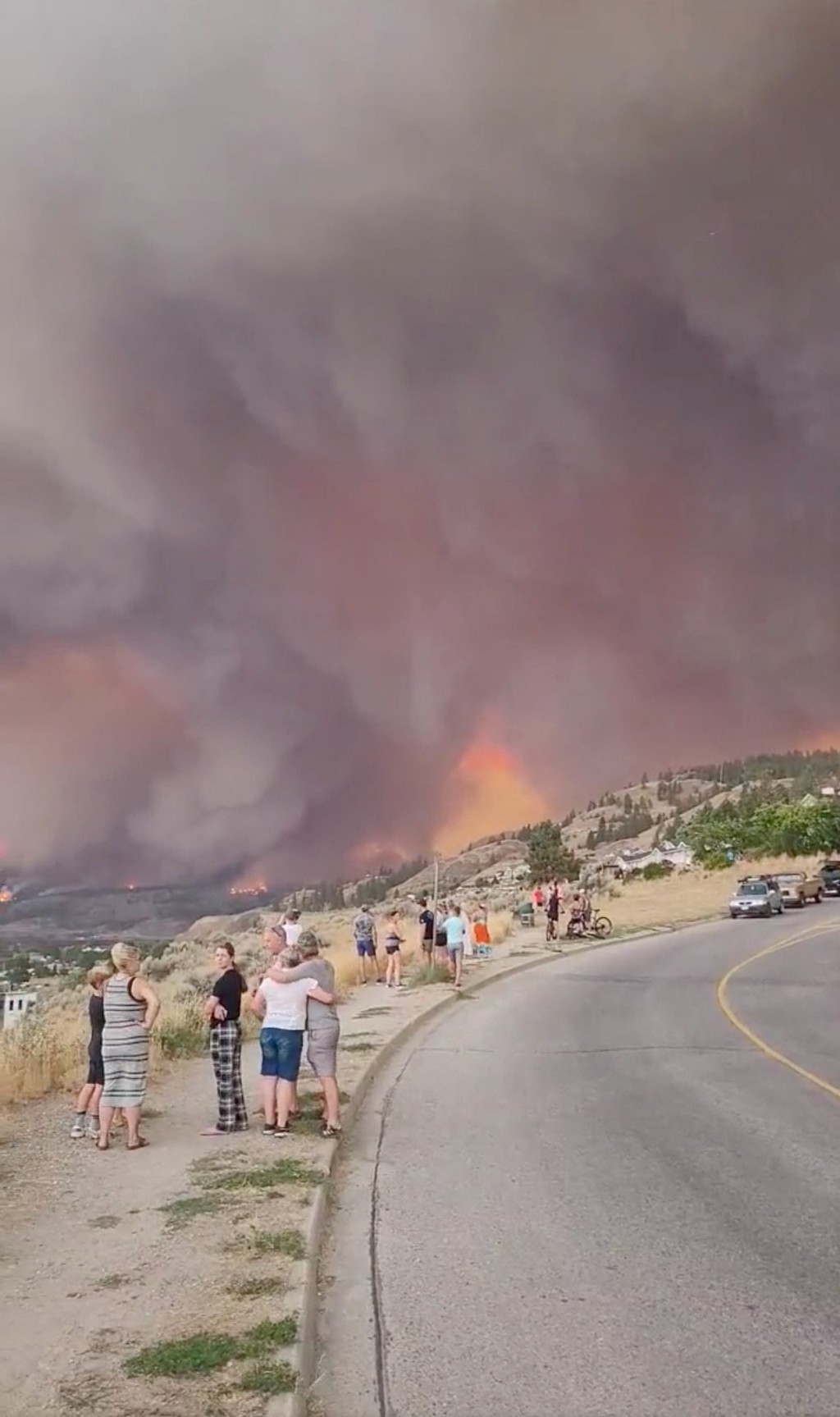 西基羅納山火迅速蔓延，數萬居民被逼撤離。路透社