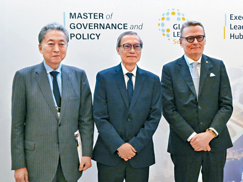 日本前首相鳩山由紀夫（左）與諾貝爾經濟學獎得主羅賓遜（右）來港見證港大治理與政策學院成立，黃勁豪期望新學院成為公開交流意見的平台。