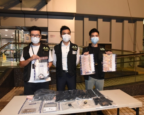 警方拘捕兩名本地男子涉搶劫,搜出涉案證物。