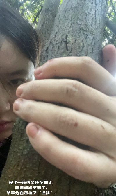 劉小姐自拍在樹上躲避洪水12小時的情況。