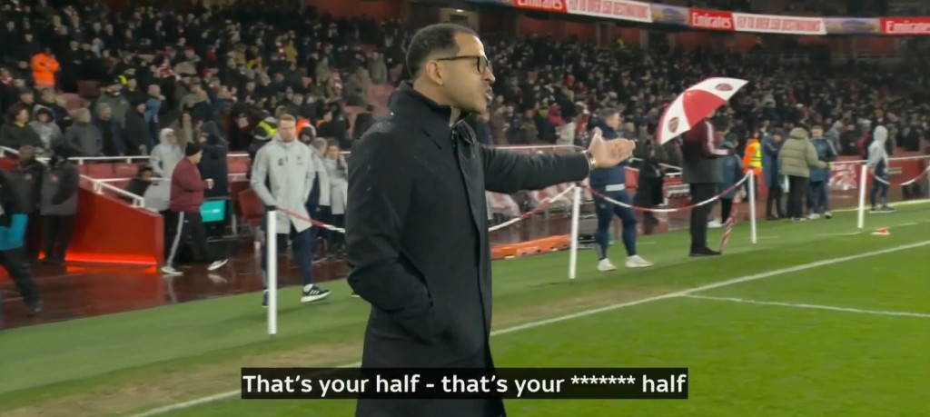 羅仙尼亞在賽前熱身前要求阿仙奴教練團回到自己的半場內。（影䙌截圖）