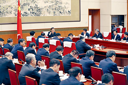 总理李克强昨日在北京主持召开专家学者和企业界人士座谈会。