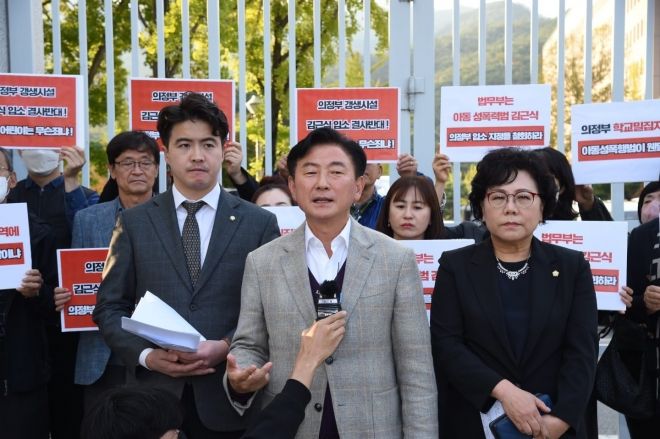 仁川市长指将动用任何手段阻止金根植移送至更生机构。