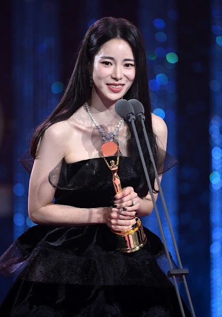 成年版「朴涎鎮」林智妍憑《黑暗榮耀》獲頒女配角獎。