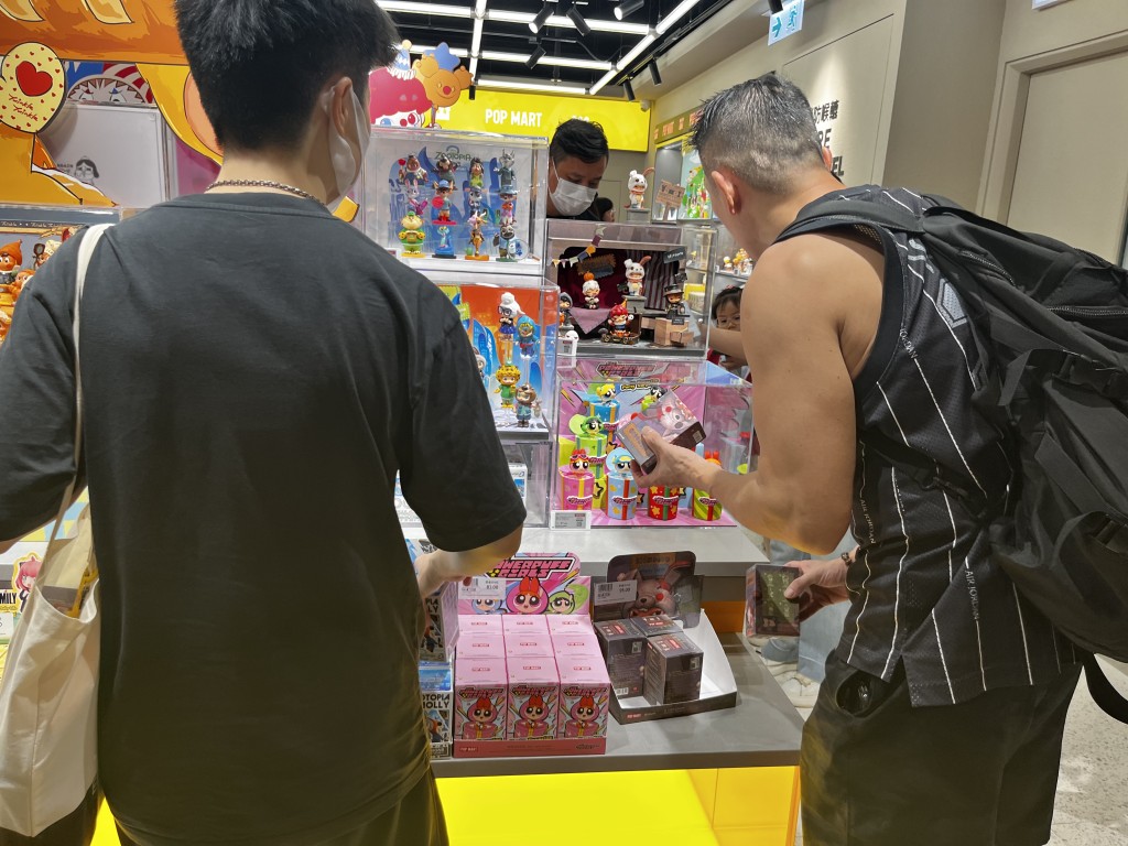 巿民仔細看心頭好。 巿民仔細看心頭好。