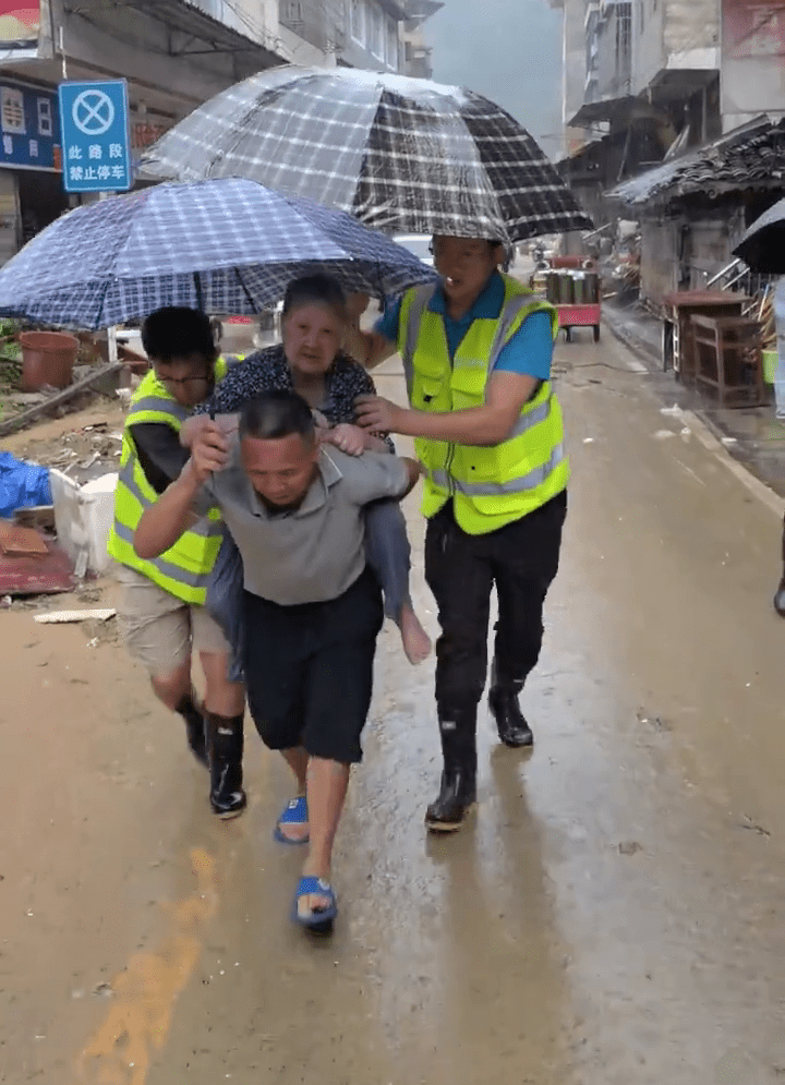 貴州榕江預計出現253米洪峰水位,配合全城警報,民眾有序撤離。 貴州榕江預計出現253米洪峰水位,配合全城警報,民眾有序撤離。