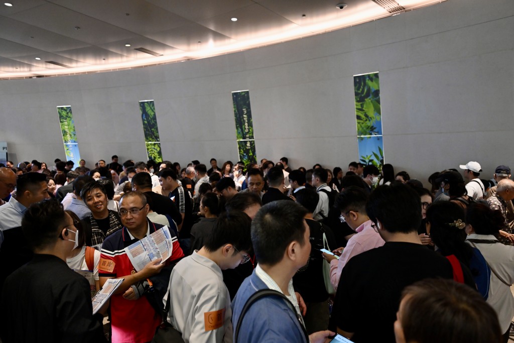 首岸昨日推售的218伙全數售罄，套現逾16億。