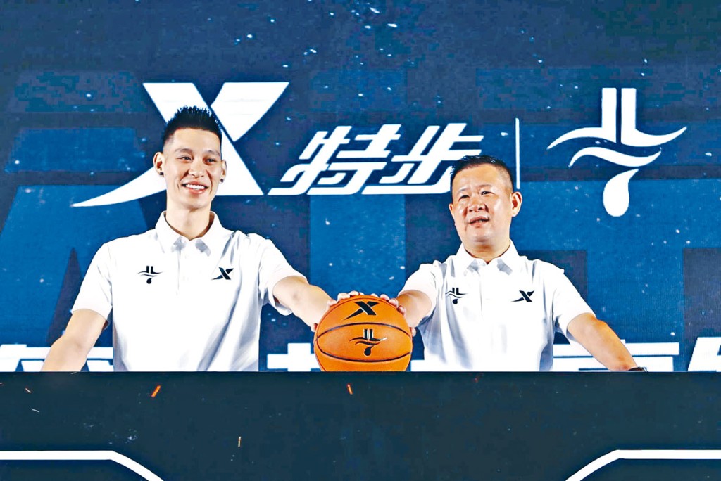 华裔篮球运动员林书豪（左）正式成为特步品牌代言人，特步明年7月将推出林书豪首款签名球鞋。旁为特步主席兼行政总裁丁水波。