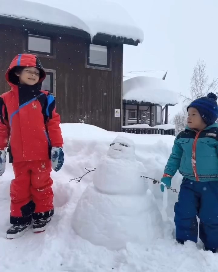 小朋友又砌雪人。