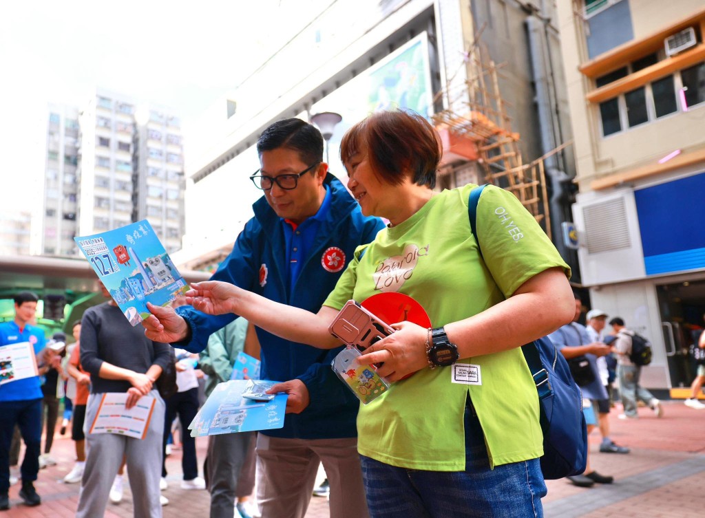 鄧炳強(左)率團隊到各區宣傳立法會換屆選舉。鄧炳強FB圖片 鄧炳強(左)率團隊到各區宣傳立法會換屆選舉。鄧炳強FB圖片