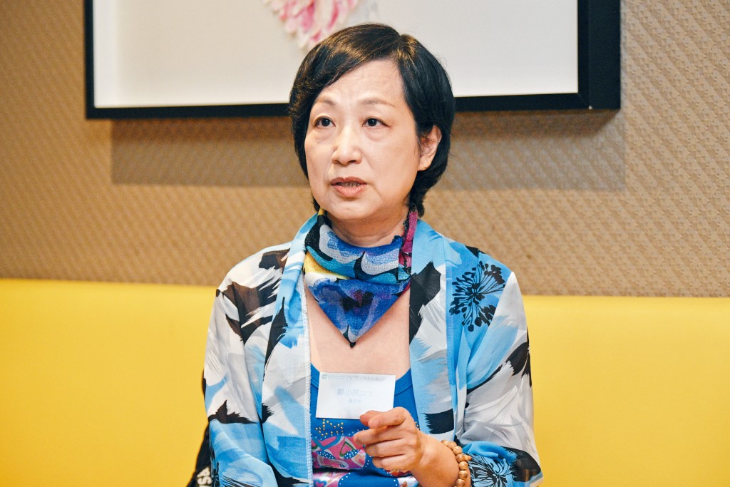 照顧者鄺小姐為紓緩媽媽腰背痛，修讀中醫課程增值，以正向樂觀態度面對。