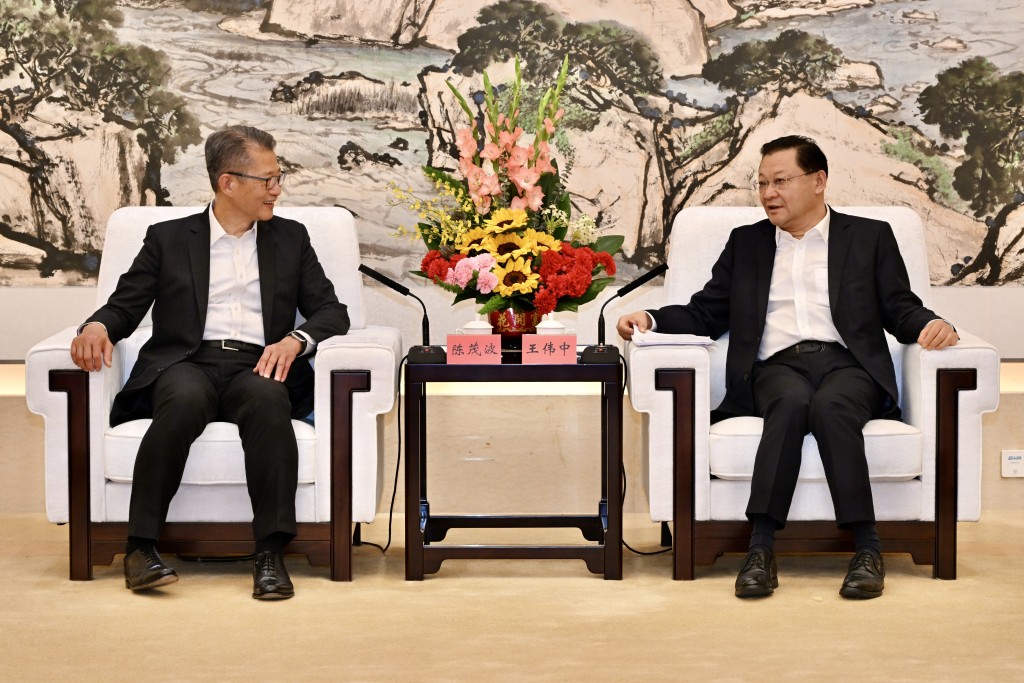 陳茂波與廣東省省長王偉中（右）會面。政府新聞處圖片