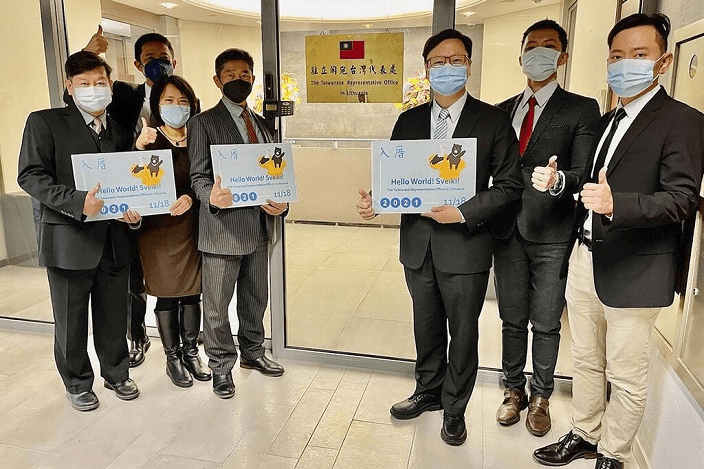 立陶宛成為反華急先鋒，台灣駐立陶宛代表處正式掛牌成立。AP圖片