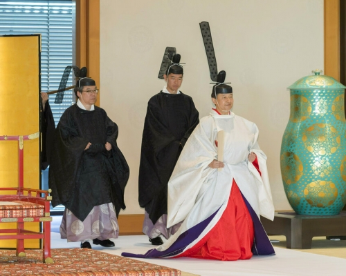 新日皇德仁即位後首度穿著「黃櫨染御袍」，在皇居宮中三殿首次出席宮中祭祀。 AP圖片