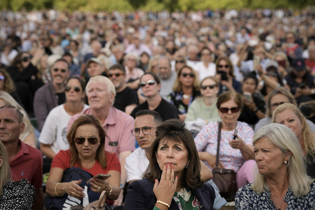 倫敦海德公園一名婦女觀看播放伊利沙伯二世靈柩從白金漢宮到西敏宮遊行的屏幕。AP