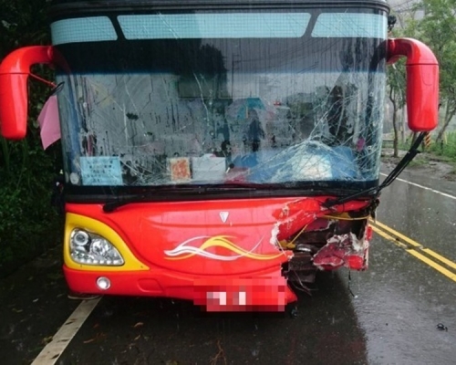 旅遊車車頭擋風玻璃破裂。網圖