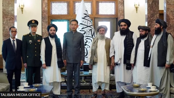 中國駐阿大使趙星(左四)與塔利班政府總理阿洪德(右四)等高官合照。網上圖片
