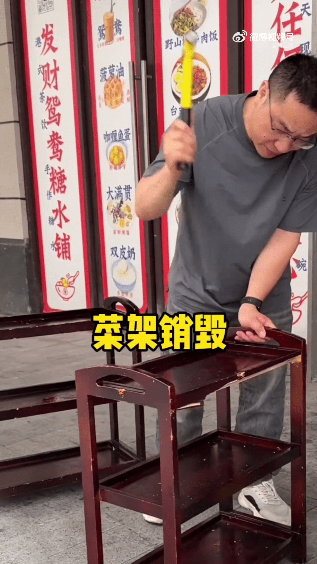烤肉店自行停業整頓3天全面消毒,並銷毀及更換全店餐具。 烤肉店自行停業整頓3天全面消毒,並銷毀及更換全店餐具。