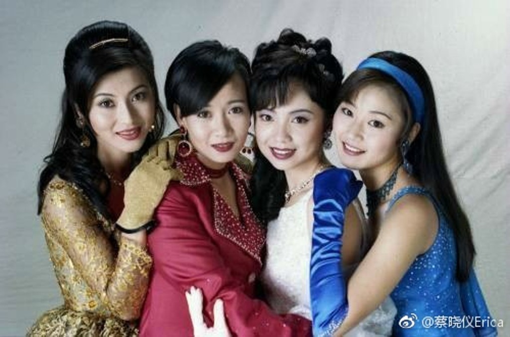 蔡晓仪（左）1996年曾与当时亚视另一位一姐万绮雯、邓萃雯及商天娥主演《我和春天有个约会》。