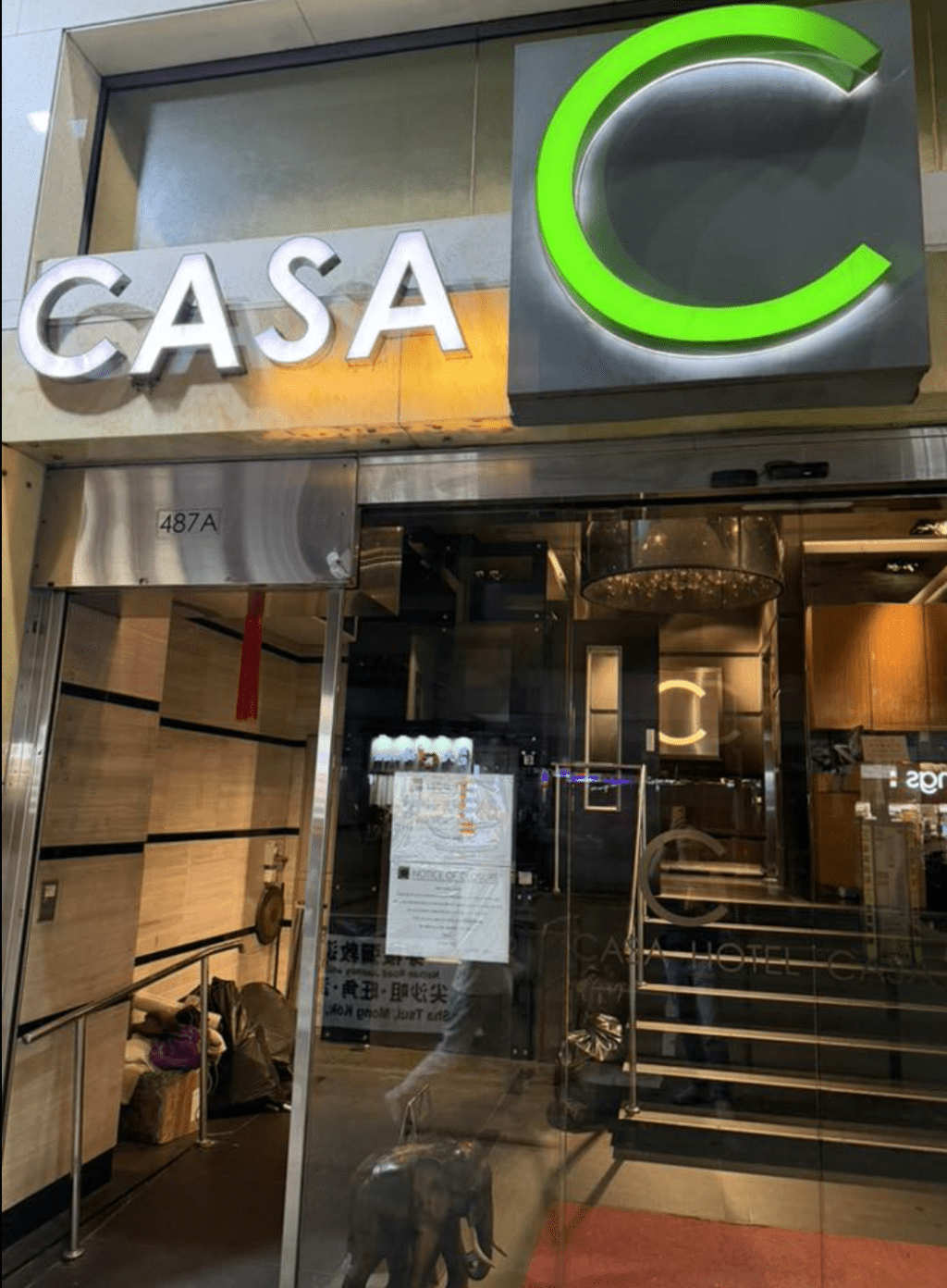 位於彌敦道487至489號的Casa Hotel,全幢物業近年曾多次在市場上放售。fb@全港店舖執笠結業消息關注組 位於彌敦道487至489號的Casa Hotel,全幢物業近年曾多次在市場上放售。fb@全港店舖執笠結業消息關注組