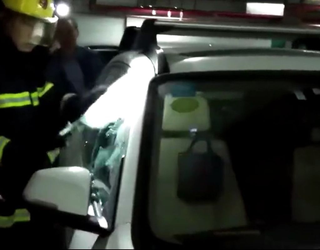 消防員到將車窗打爛救出男童。網圖