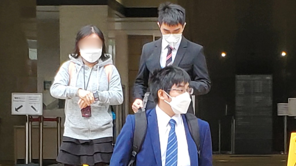 被告黃俊杰(黑色西裝)、黃俊飛(藍色西裝)。鍾瀚霖攝