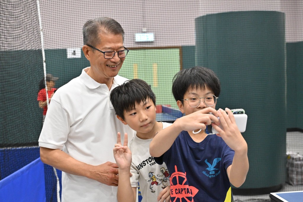 陳茂波與市民合照。陳茂波fb 陳茂波與市民合照。陳茂波fb
