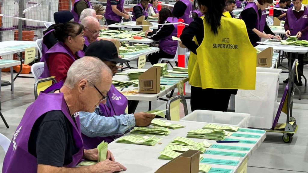 澳洲選舉委員會工作人員點票。 美聯社 澳洲選舉委員會工作人員點票。 美聯社