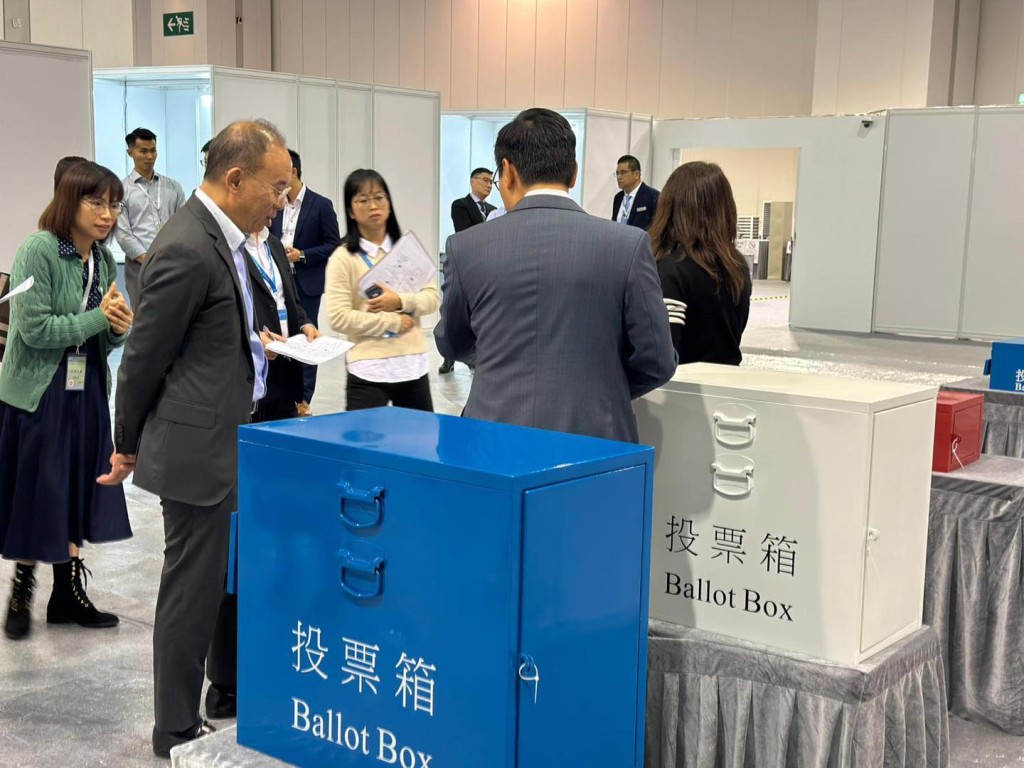 曾國衞(左二)日前到訪會展實地視察選委會界別投票站,以及中央點票中心。政制及內地事務局FB圖片 曾國衞(左二)日前到訪會展實地視察選委會界別投票站,以及中央點票中心。政制及內地事務局FB圖片
