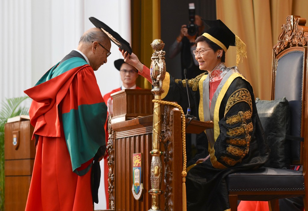 2019年，冼为坚获港大颁授名誉博士学位。