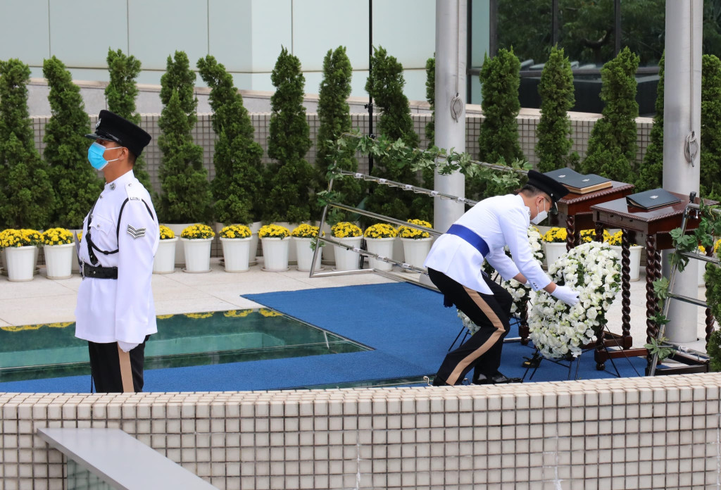蕭澤頤等警隊代表致送花圈悼念因公殉職的警務人員。