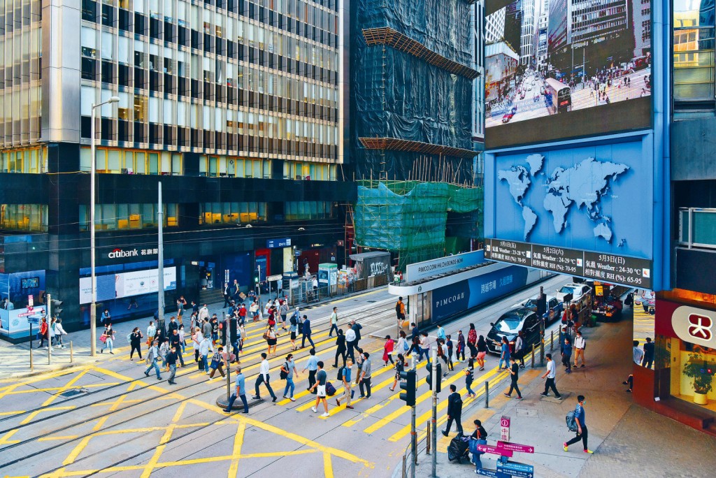 政府發言人表示，年報肯定香港繼續為全球最具競爭力的經濟體之一，而去年新冠疫情為香港帶來艱巨挑戰，嚴重影響經濟表現，香港的排名因此較去年下跌兩位。資料圖片