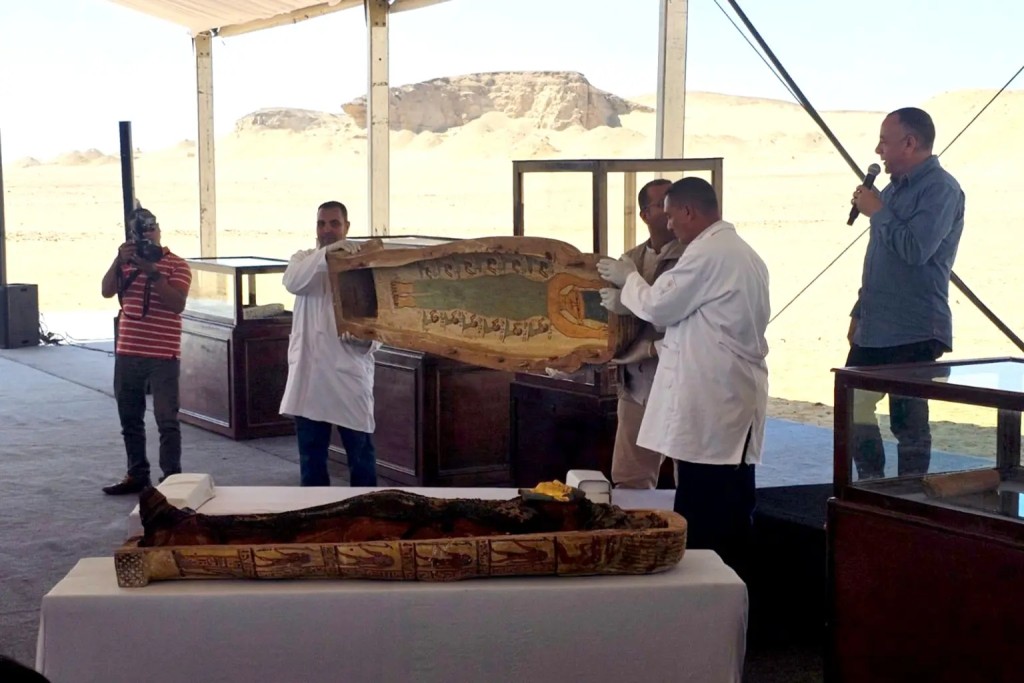 外国考古团队2023年初在埃及发现一具古墓棺材，棺蓝绘有一个黄皮肤女子人像。