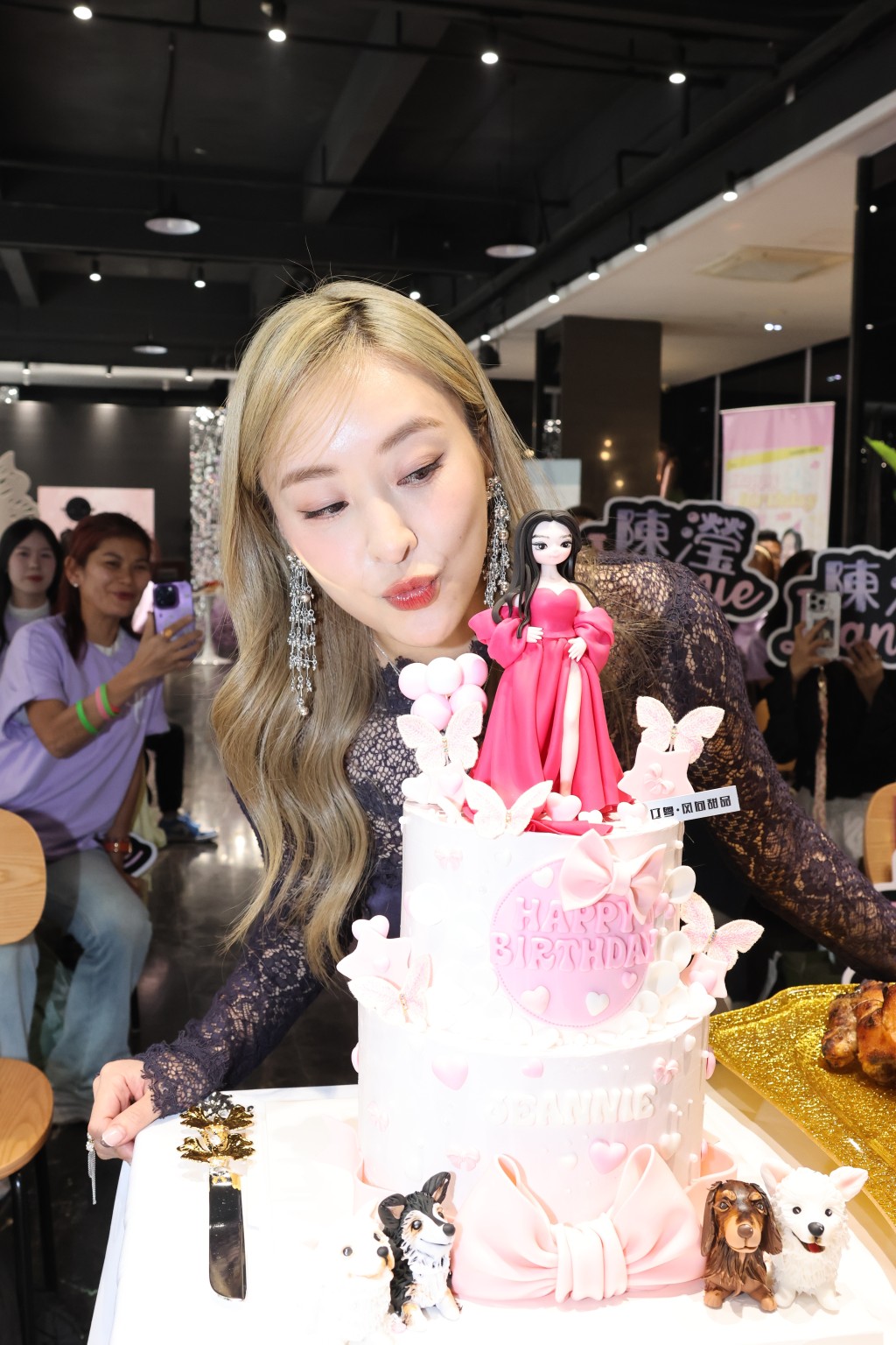  Jeannie獲贈公主生日蛋糕。