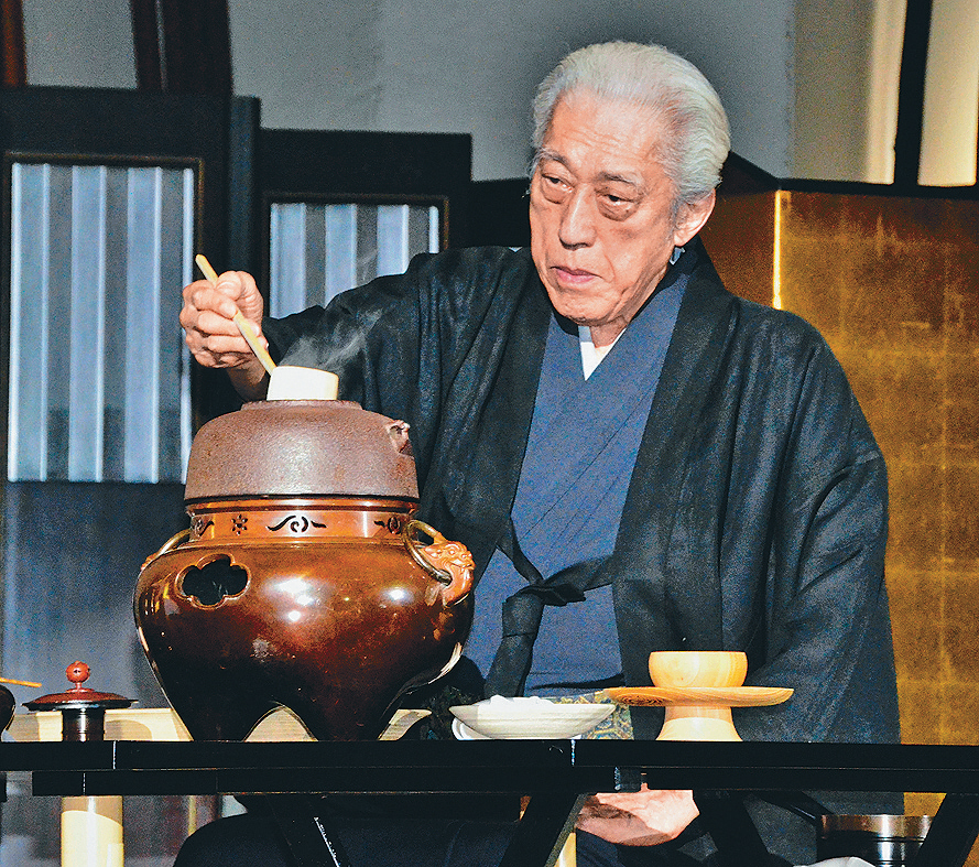 大宗師千玄室2014年在上海演示茶道。