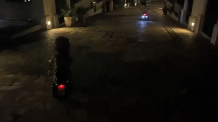 張繼聰全程在後跟實囡囡,確保她安全駕駛。