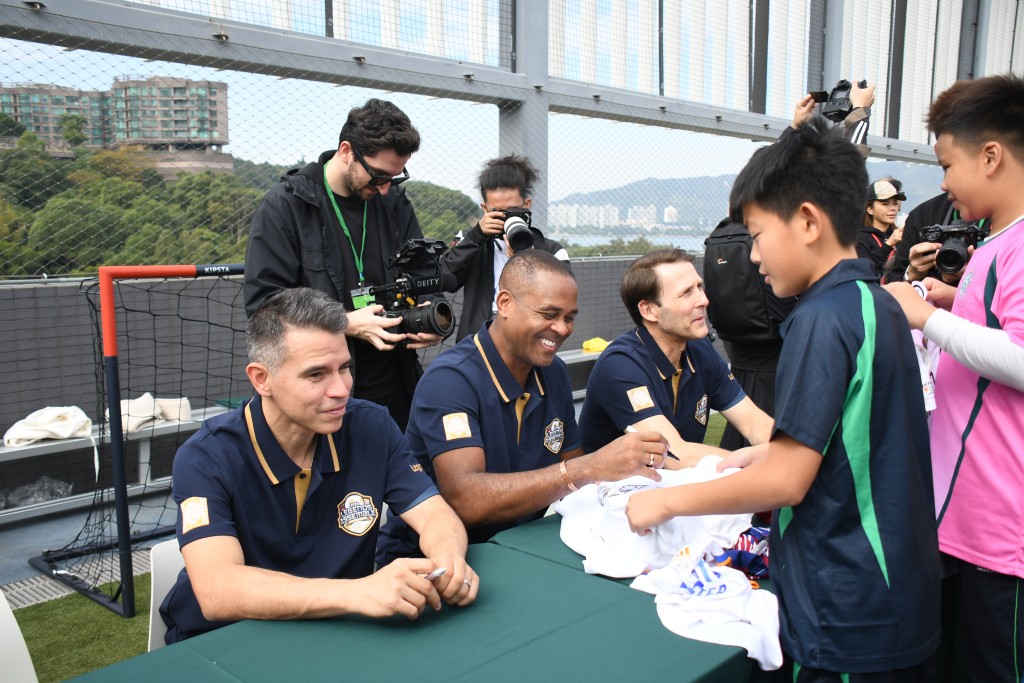 沙維奧拿、古華特及文迪達到國際學校與小球員交流。 