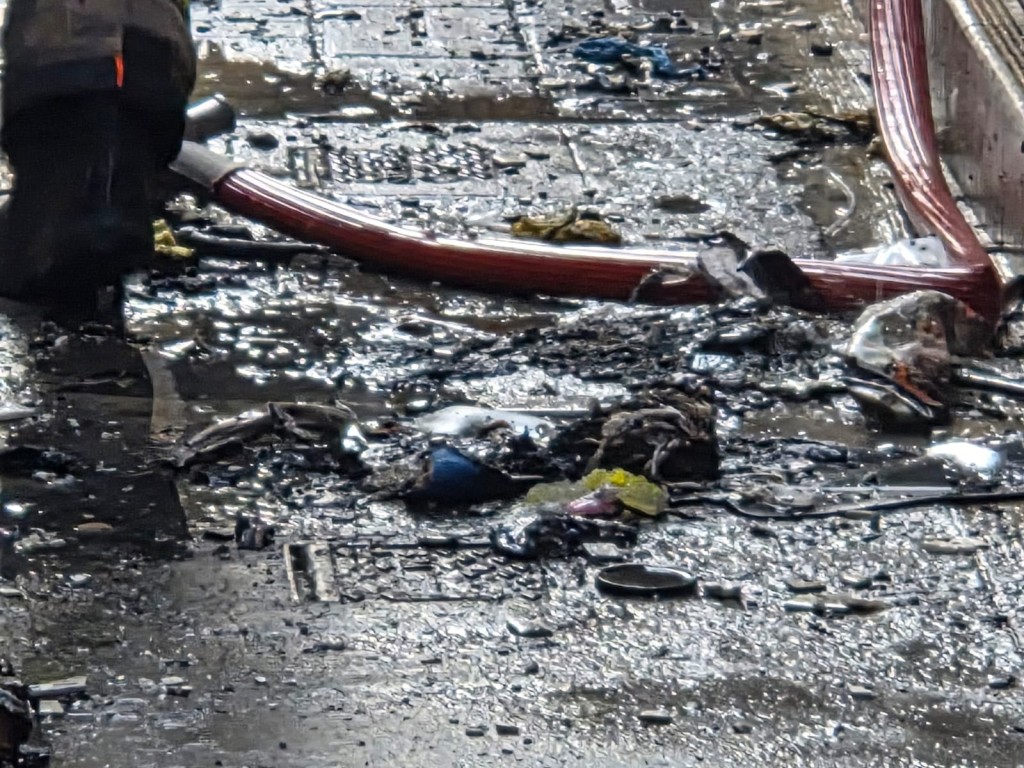 大量杂物被烧得熔熔烂烂。 大量杂物被烧得熔熔烂烂。